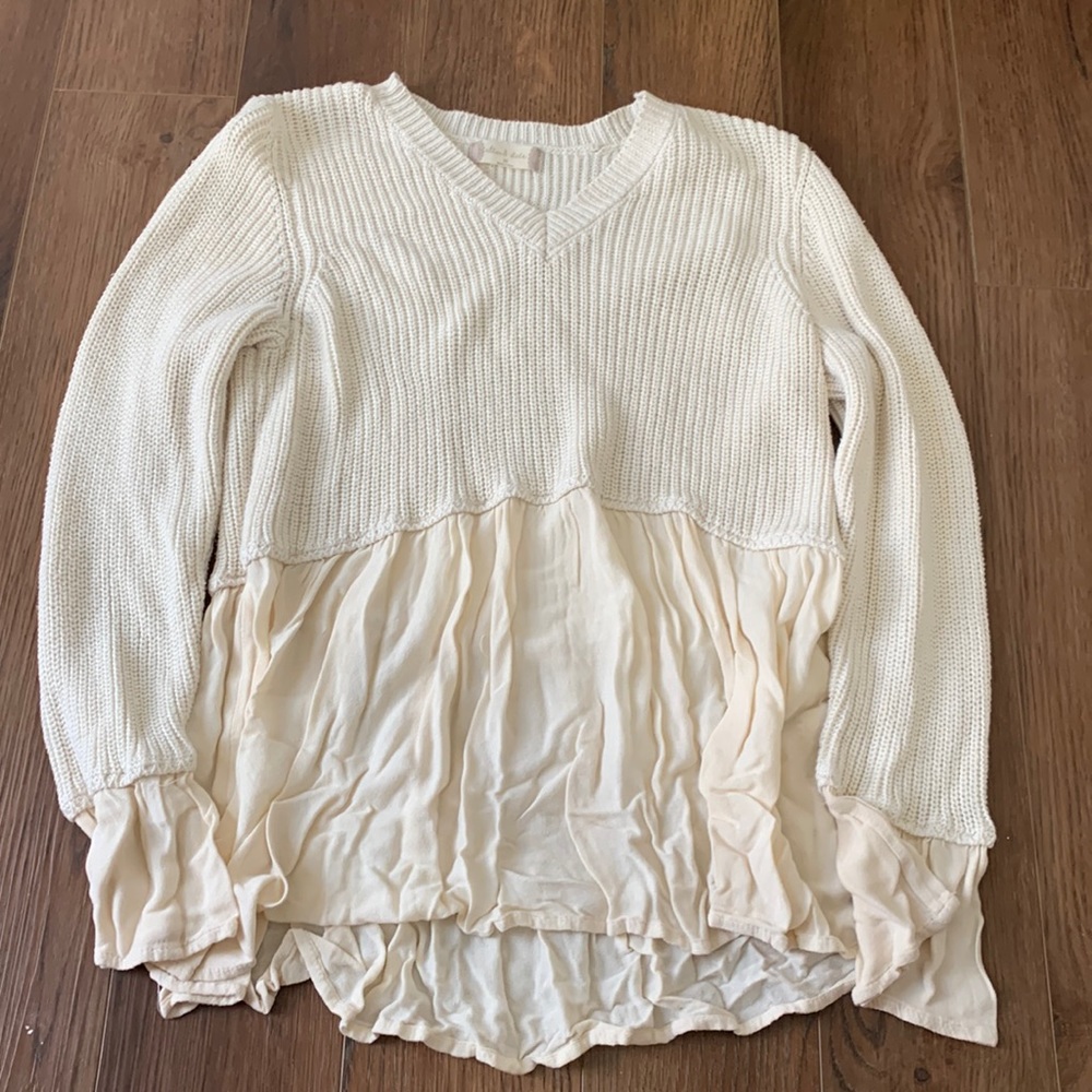 Long sleeve top with ruffled bottom.